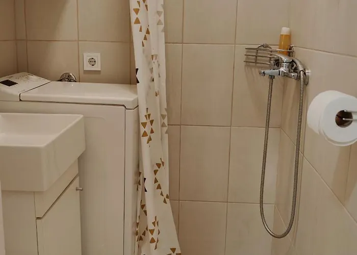 Cozy & Bright Garden Flat