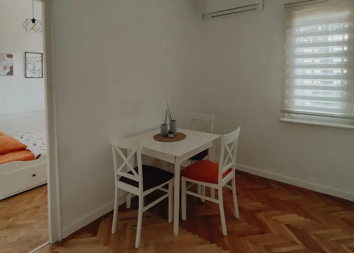 Cozy & Bright Garden Flat