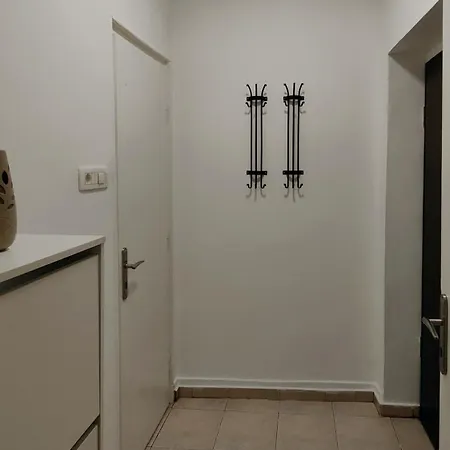 Cozy & Bright Garden Flat Appartement Podgorica