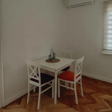 Cozy & Bright Garden Flat