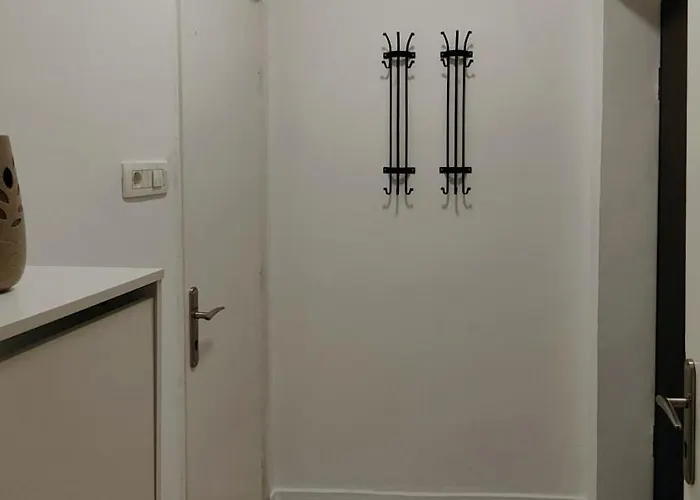 Cozy & Bright Garden Flat דירה פודגוריצה