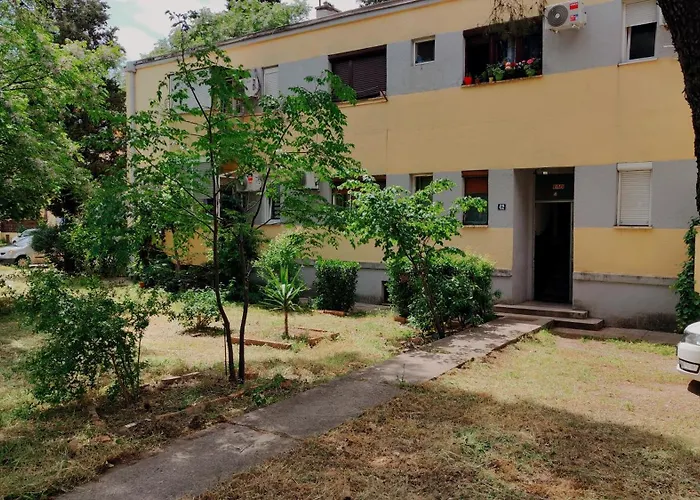 Cozy & Bright Garden Flat דירה